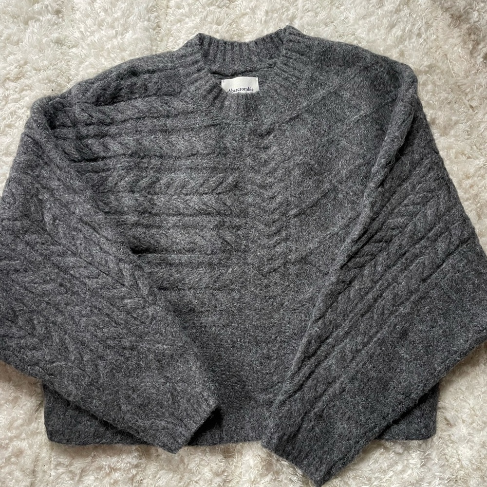 Abercrombie and Fitch Cropped Grey Cableknit Sweater. Xs